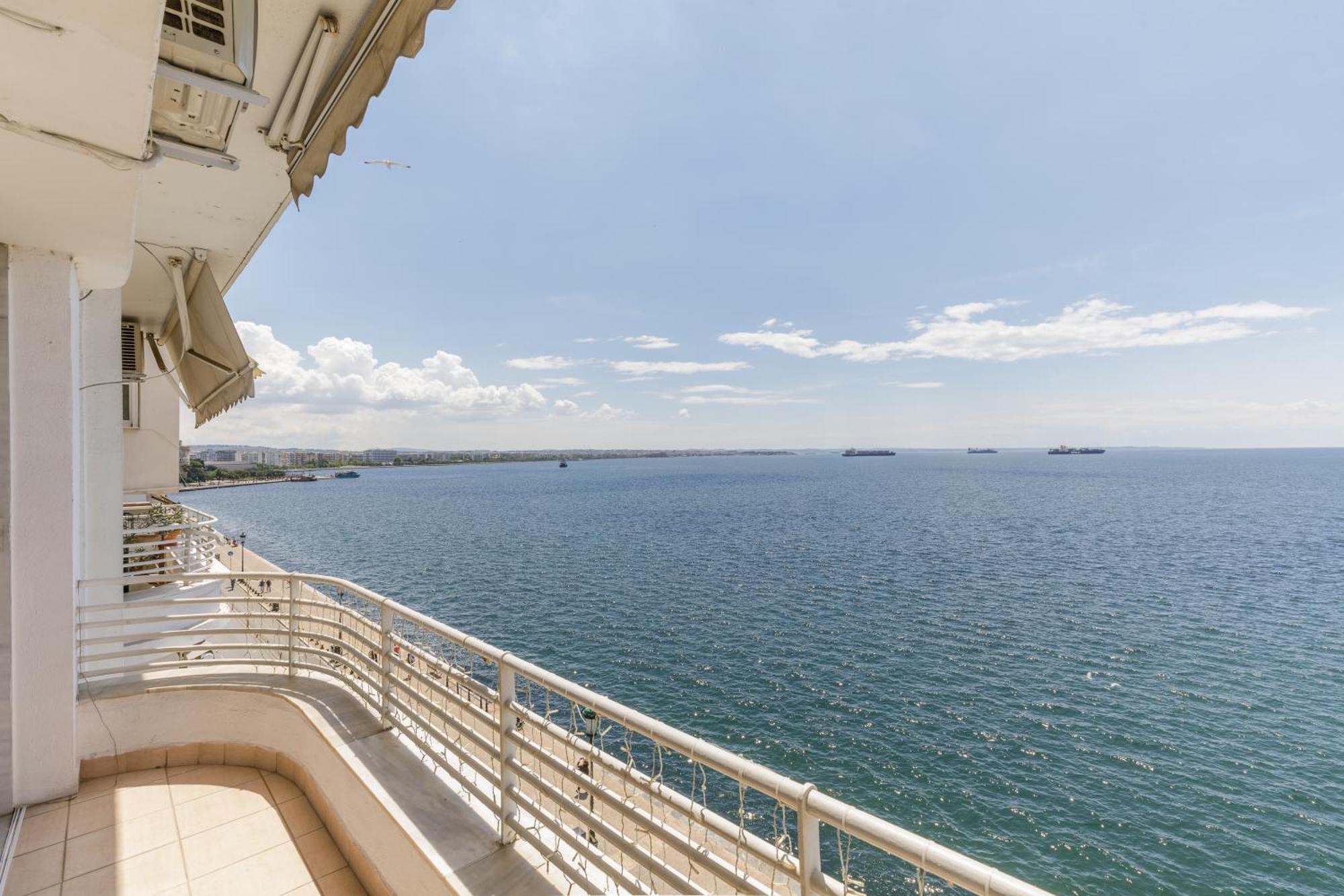 Infinity & Beyond By Halu! - Seafront Apartments Thessaloníki Exteriör bild