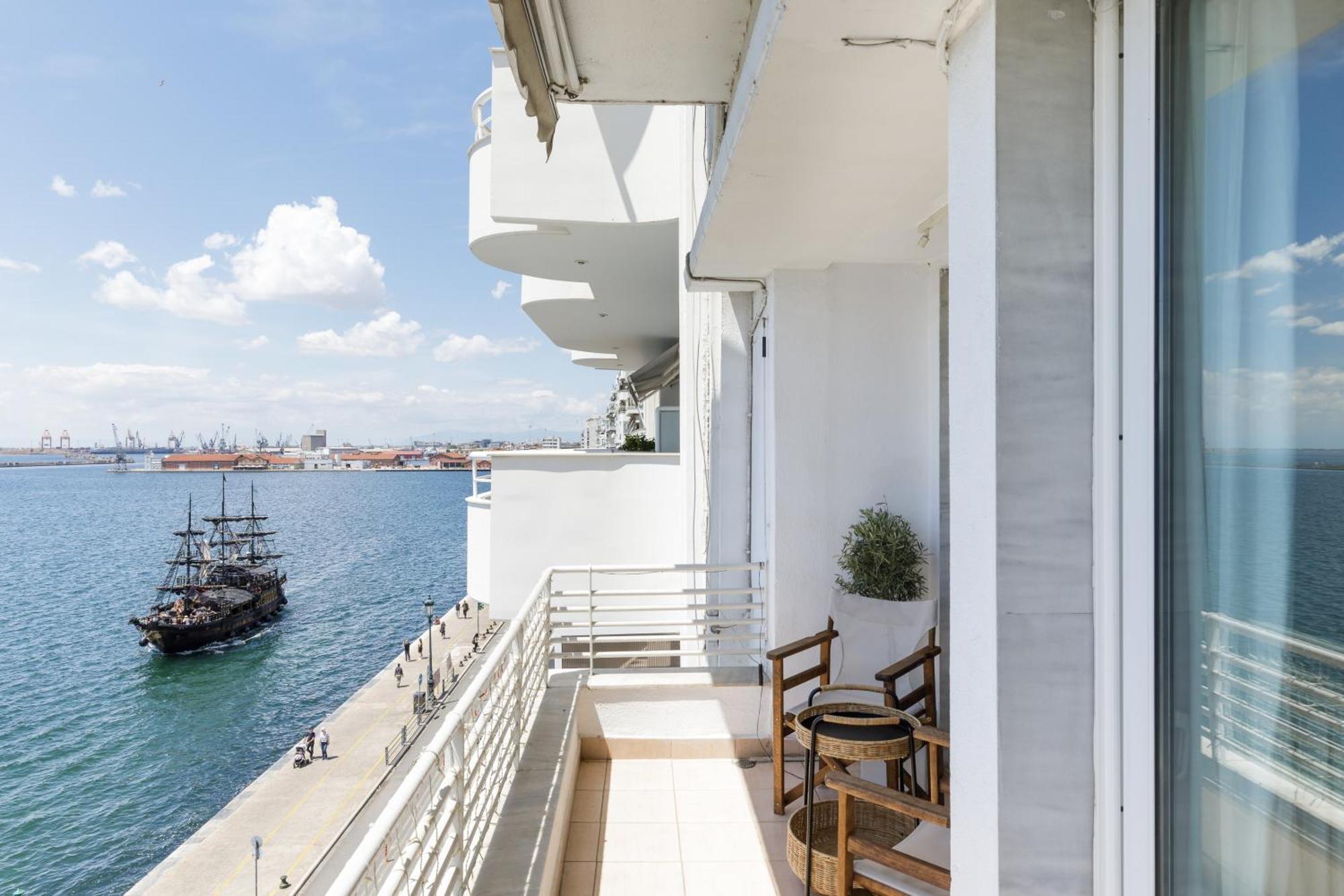 Infinity & Beyond By Halu! - Seafront Apartments Thessaloníki Exteriör bild
