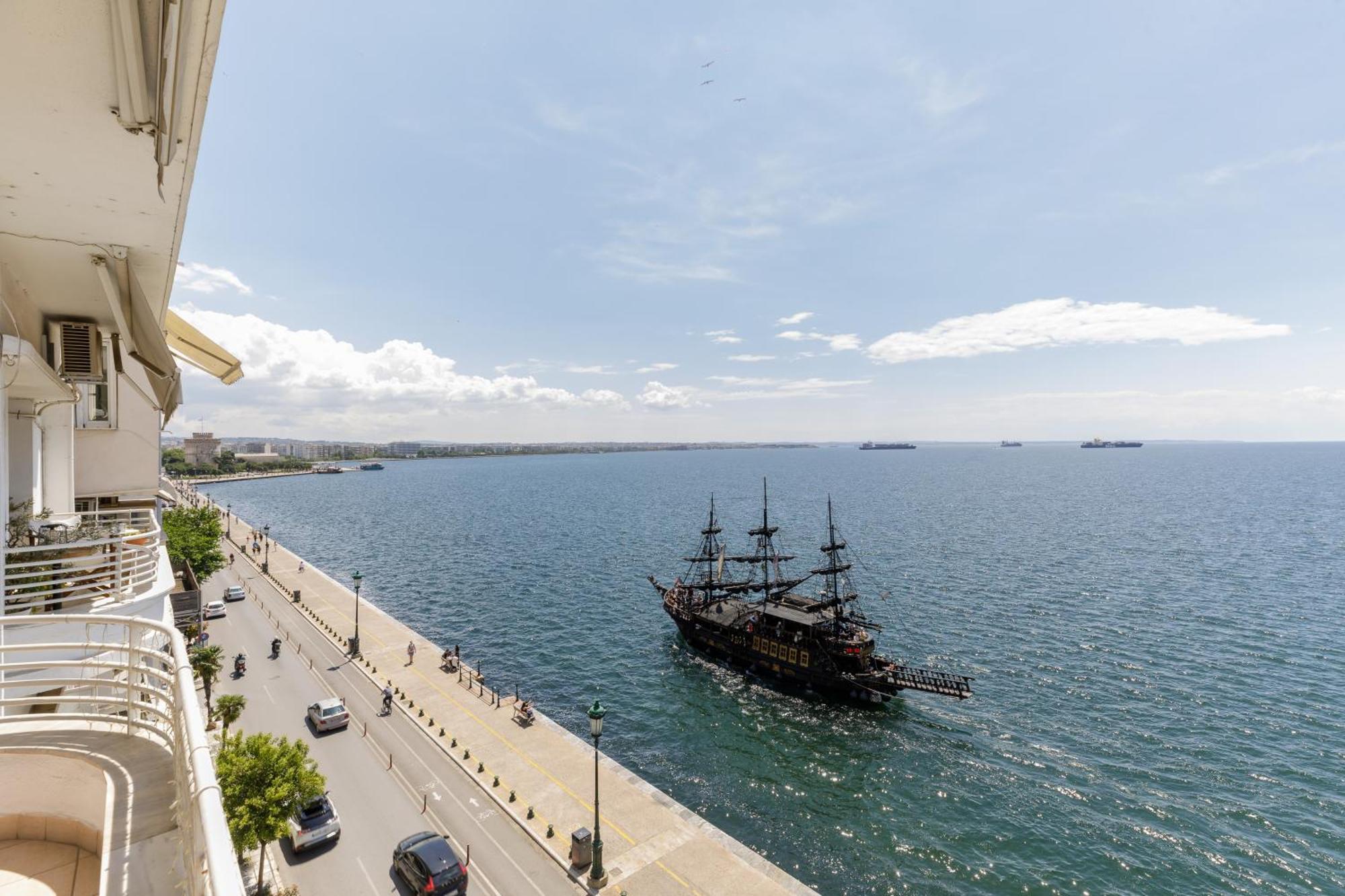 Infinity & Beyond By Halu! - Seafront Apartments Thessaloníki Exteriör bild